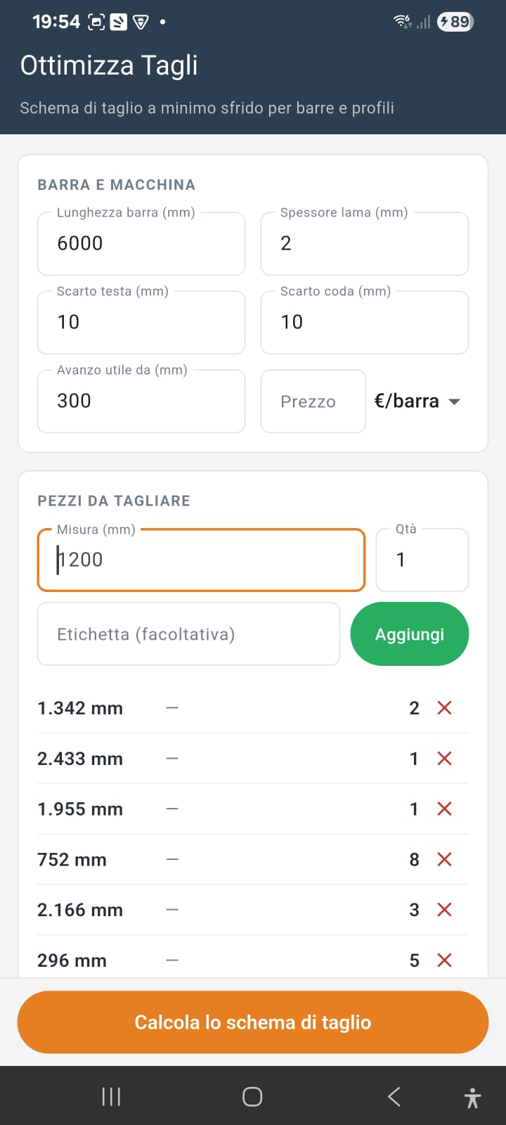 Schermata di inserimento: barra e macchina, pezzi da tagliare, pulsante Calcola lo schema di taglio